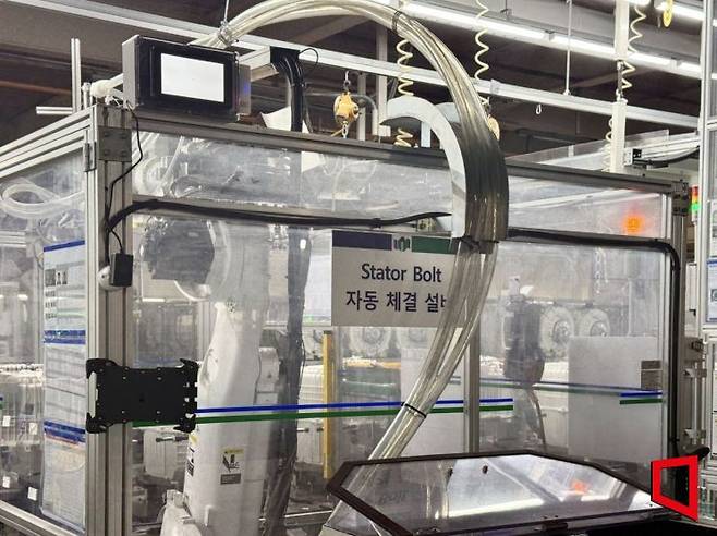 신성델타테크의 세탁기 생산라인에서 부품을 자동 체결하는 로봇이 가동되고 있다. 현장에서 로봇·설비마다 발생하는 방대한 양의 데이터는 제조 공정에 특화된 거대언어모델(LLM)을 구축하기 위해 취합되고 있다. 장희준 기자