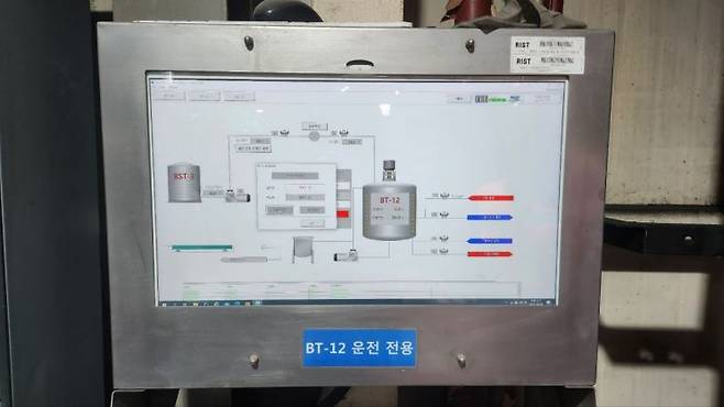 BT-12 공정 전용 운전 패널 화면. 설비 운영 정보와 경고 시스템이 실시간으로 시각화된다. 조성필 기자