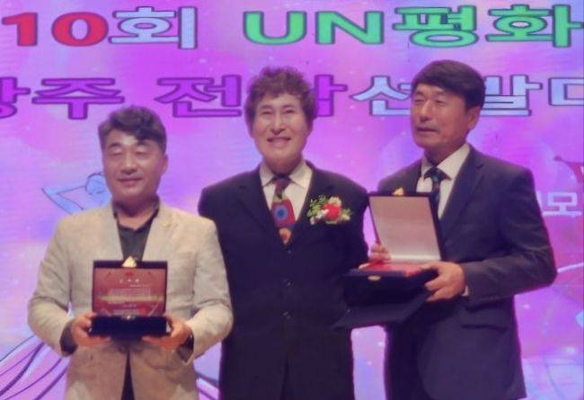 국제모델총연합회 김종훈 회장이 서구의회 김옥수 의원과 남구의회 정창우 의원에게감사패 수여 후 기념촬영 하고 있다. 김옥수 서구의원 제공