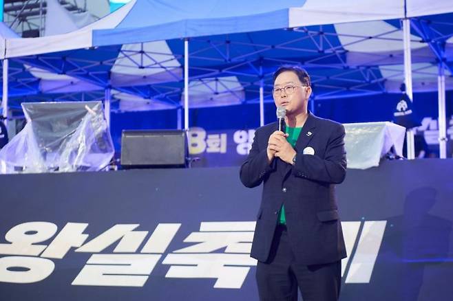 강수현 양주시장이 지난 15일 '양주 회암사지' 일원에서 열린 '제8회 양주 회암사지 왕실축제' 폐막식에서 인사말을 하고 있다. 양주시 제공