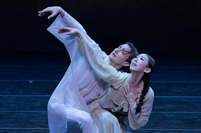 2025년 6월 예술의전당 CJ 토월극장 유니버설발레단 '발레 춘향' 공연에서 '몽룡'을 춤 추는 솔리스트 이고르 콘타레프. '춘향' 상대역은 홍향기 수석 무용수. 콘타레프는 유니버설을 거쳐 볼쇼이 수석무용수가 된 세묜 추딘, 마린스키 수석 무용수 고(故) 블라디미르 쉬클리야로프, 지금 유니버설의 수석무용수 콘스탄틴 노보셀로프를 잇는 4대(代) ‘푸른 눈의 이몽룡’이다. /유니버설발레단