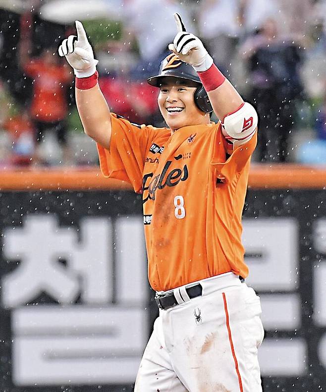 한화 노시환이 15일 LG전에서 5회말 결승 2루타를 치고 기뻐하고 있다. /뉴스1