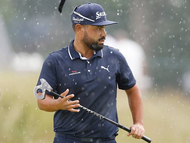 스펀이 16일 US오픈 최종 라운드에서 비가 쏟아지는 가운데 경기하고 있다./UPI 연합뉴스