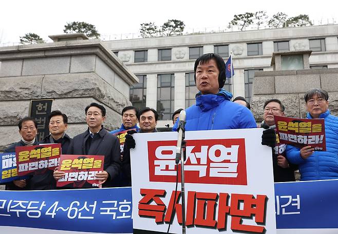 지난 3월 헌법재판소 앞에서 1인 시위 중인 더불어민주당 박균택 의원이 서울 종로구 헌법재판소 앞에서 열린 윤석열 대통령 파면 촉구 4~6선 국회의원 긴급 기자회견이 끝난 뒤 발언하고 있다./연합뉴스