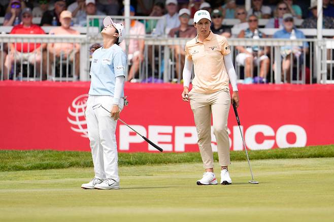 최혜진(왼쪽)이 16일 미국 미시건주 블라이더필드 컨트리클럽에서 열린 LPGA 투어 마이어 클래식 4라운드에서 18번홀 이글 퍼트가 홀에 미치지 못하자 아쉬워하고 있다. 오른쪽은 우승자 카를로타 시간다./AFP 연합뉴스