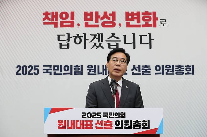 Rep. Song Eon-seok, a candidate in the People Power Party’s floor leader race, delivers his policy speech during a general assembly at the National Assembly in Yeouido, Seoul, on the afternoon of June. 16. /Nam Kang-ho