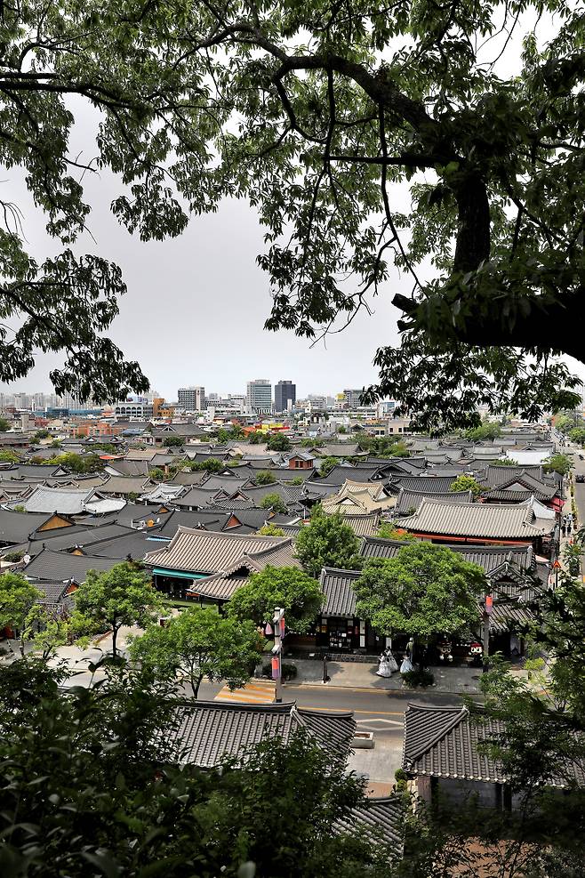 '오목대 전망대'에서 바라본 풍경. / 주민욱 영상미디어 기자