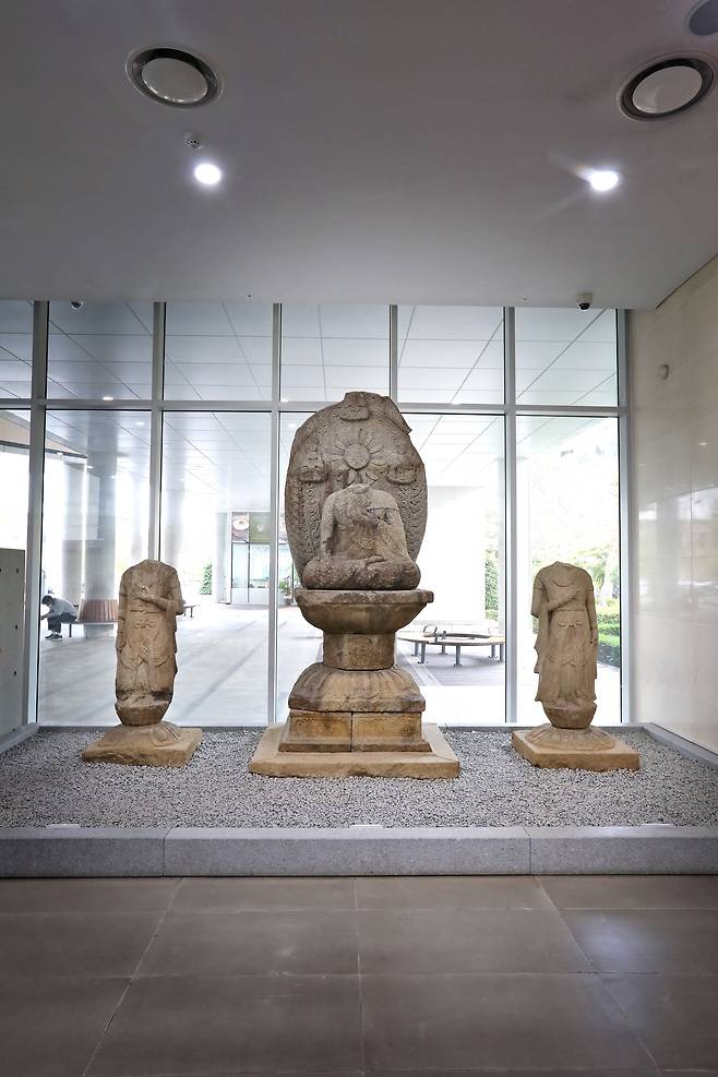 황윤 작가가 국립전주박물관과 함께 역사 여행 코스로 추천한 '전북대학교 박물관'에선 완주 봉림사지 삼존석불을 만날 수 있다. / 주민욱 영상미디어 기자