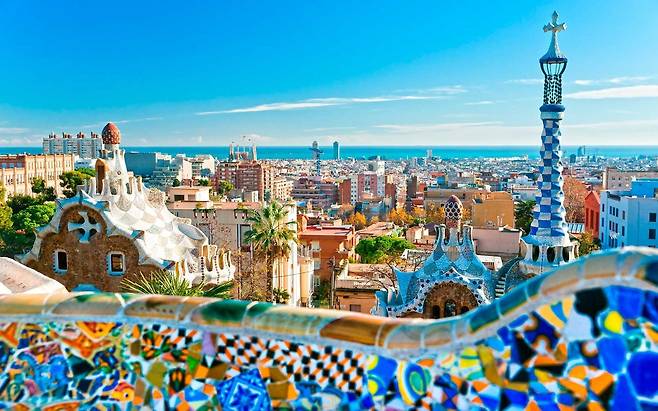스페인 카탈루냐를 대표하는 천재 건축가 가우디의 상상력이 빛나는 바르셀로나의 구엘공원.