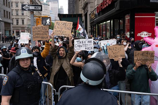 14일(현지 시각) 미국 시민들이 뉴욕 페더럴플라자 앞에서 '왕은 없다' 시위에서 팻말을 들고 있다. /UPI=연합뉴스