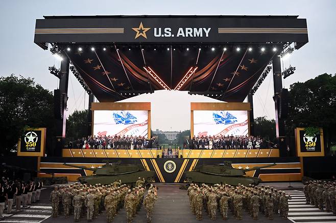 14일(현지 시각) 미국 워싱턴DC에서 열린 육군 창설 250주년 기념 퍼레이드에서 입대 또는 재입대하는 군인들에게 입대 선서를 하고 있다. /AFP=연합뉴스