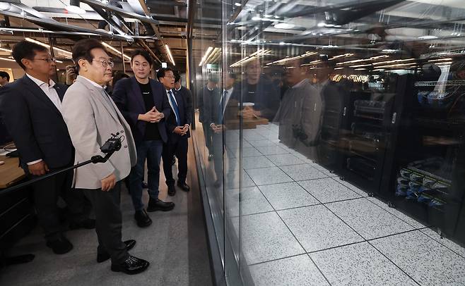 이재명 대통령이 지난 4월 서울 강남구 퓨리오사AI를 찾아 백준호 퓨리오사AI 대표에게 서버에 관한 설명을 듣고 있다./국회사진취재단