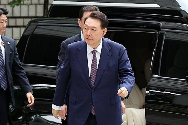 윤석열 전 대통령이 16일 서울 서초구 서울중앙지방법원에서 열린 내란 우두머리 혐의·직권남용 권리행사 방해 혐의 사건 7차 공판에 출석하고 있다. ⓒ연합뉴스
