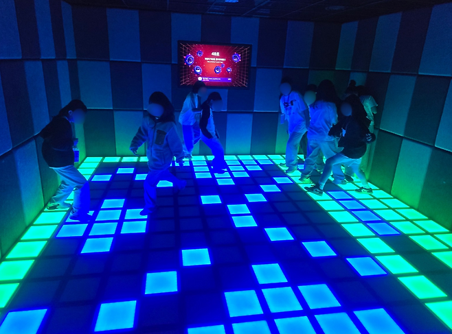 부산 SW·AI교육거점센터에서 학생들이 전시·체험을 즐기고 있다. 폐교를 고쳐 만든 이곳은 학생과 학부모, 교사들에게 인공지능 등을 가르치는 디지털 교육 허브로 자리매김하고 있다. 부산시교육청 제공