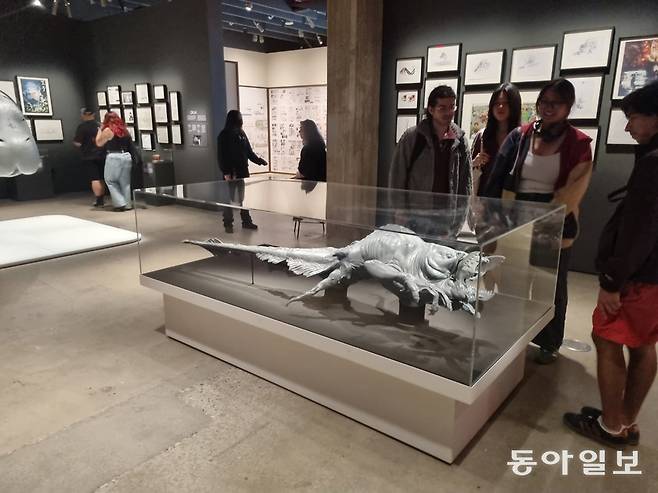 지난달 12일(현지 시간) 미국 로스앤젤레스 아카데미 영화박물관에서 관람객들이 봉준호 감독의 영화 ‘괴물’에 등장한 한강 괴물 모형을 살펴보고 있다. 이번 ‘봉준호 전시회’는 2027년 1월 10일까지 이어진다. 로스앤젤레스=이민아 기자 omg@donga.com