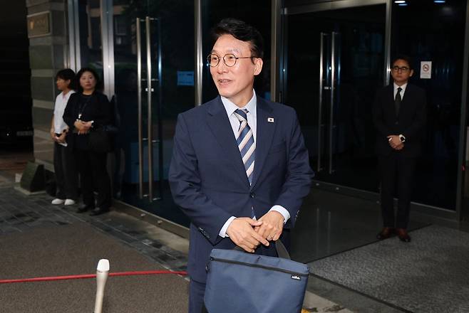 김민석 국무총리 후보자가 16일 오전 서울 종로구 통의동 금융감독원 연수원에 마련된 인사청문회 준비 사무실로 출근하며 취재진 질문에 답하고 있다. 2025.6.16/뉴스1