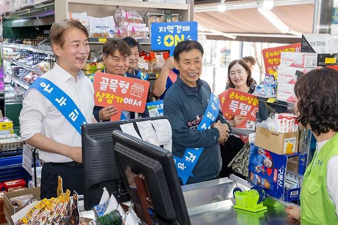 김이강 광주 서구청장(왼쪽 첫번째)이 18개 동을 돌며 상인들과 함께 온누리상품권 가맹 홍보 캠페인을 하고 있다. 광주 서구 제공