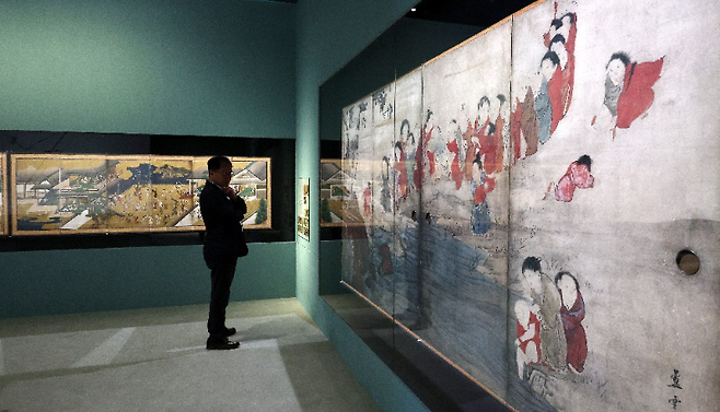 16일 서울 용산구 국립중앙박물관 상설전시관에서 열린 한일 국교 정상화 60주년 기념 특별전 ‘일본미술, 네 가지 시선’ 언론공개회에서 참석자가 전시를 둘러보고 있다. 뉴스1