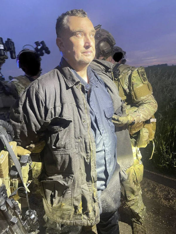 미국 민주당 소속 미네소타주 하원의원 부부를 총격 살해한 용의자 밴스 볼터가 15일 미네소타주 교외 그린 아일에서 검거돼 이송되고 있다. 복음주의자인 볼터는 낙태권에 찬성하는 의원들에게 적개심을 품고 이번 범죄를 저지른 것으로 추정되고 있다. 그린 아일=AP 뉴시스