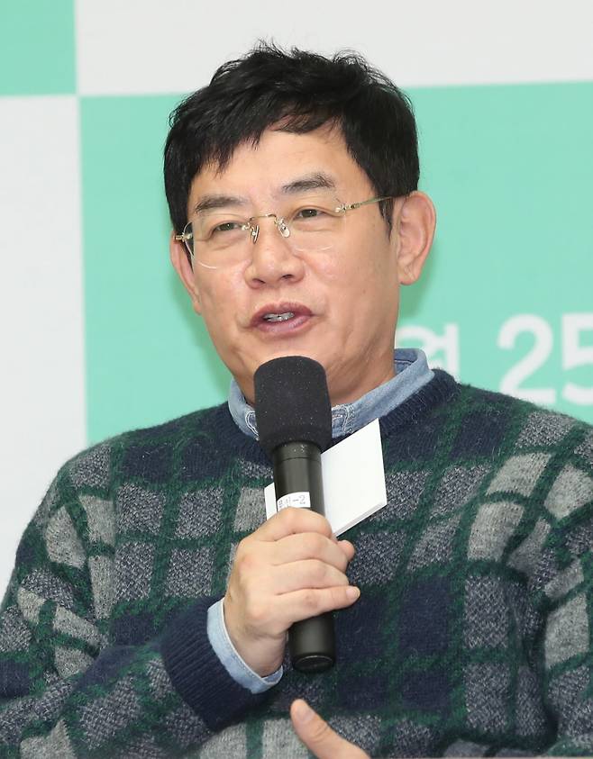 개그맨 이경규가 약물 간이 검사에서 양성 반응을 보이며 경찰 조사를 받고 있다. 경찰은 국과수에 약물 감정을 의뢰했으며, 이경규 측은 공황장애 치료를 위한 처방약 복용에 따른 결과라고 해명했다. 현재 입건 전 조사 단계다. 뉴스1