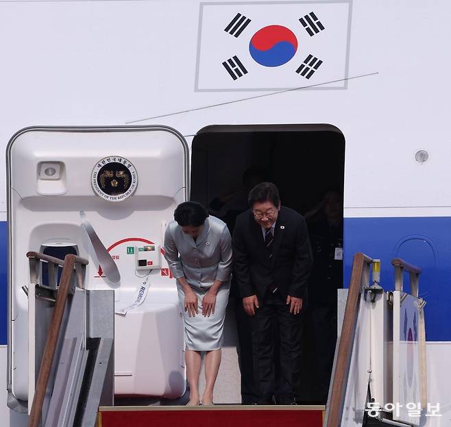 이재명 대통령과 부인 김혜경 여사가 캐나다 앨버타주 카나나스키스에서 열리는 주요 7개국(G7) 정상회의 참석을 위해 16일 경기 성남시 서울공항에서 공군 1호기에 탑승 전 인사하고 있다. 성남=송은석 기자 silverstone@donga.com