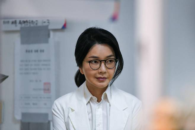 윤석열 전 대통령의 부인인 김건희 여사가 제21대 대통령선거일인 3일 오전 서울 서초구 원명초등학교에 마련된 서초4동 제3투표소로 투표를 위해 입장하고 있다. 2025.06.03 사진공동취재