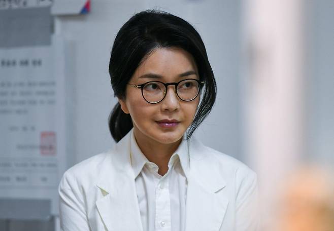 윤석열 전 대통령의 부인인 김건희 여사가 제21대 대통령선거일인 3일 오전 서울 서초구 원명초등학교에 마련된 서초4동 제3투표소로 투표를 위해 입장하고 있다. 2025.06.03.사진공동취재단