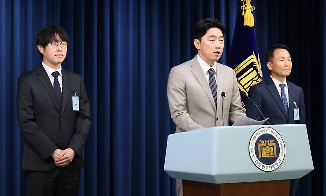 15일 강훈식 대통령비서실장이 서울 용산 대통령실에서 인선 발표를 하고 있다. 왼쪽부터 하정우 AI 미래기획수석, 강 비서실장, 김현종 국가안보실 1차장. 연합뉴스 제공