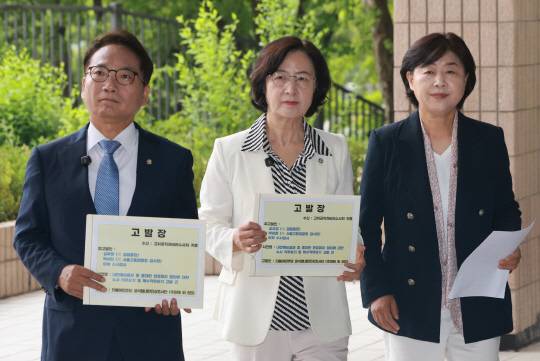 더불어민주당 내란진상조사단 단장인 추미애 의원이 16일 심우정 검찰총장과 박세현 검찰 비상계엄 특별수사본부장 등을 특수직무유기로 고발하기 위해 경기도 정부과천청사 내 고위공직자범죄수사처로 향하고 있다. 왼쪽부터 민주당 박선원 의원, 추 의원, 서영교 의원.<연합뉴스 사진>