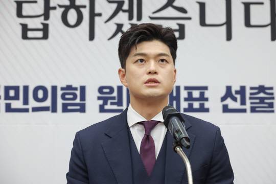 김용태 국민의힘 비상대책위원장이 16일 국회에서 열린 원내대표 선출 선거 의원총회에서 인사말을 하고 있다. [연합뉴스]