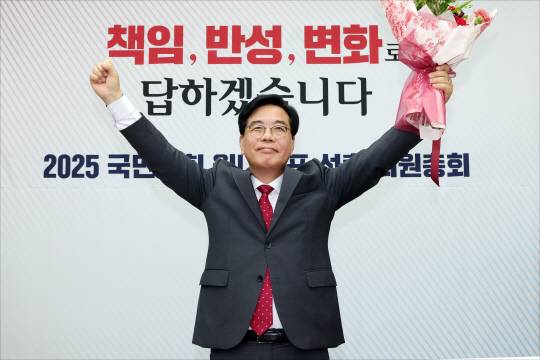 송언석 국민의힘 신임 원내대표가 16일 원내대표 선출 의원총회가 열린 국회 회의장에서 기념촬영을 하고 있다. [공동취재]