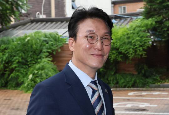 김민석 국무총리 후보자가 16일 서울 종로구 통의동 금융감독연수원에 마련된 청문회 준비단 사무실로 출근하고 있다. [연합뉴스]