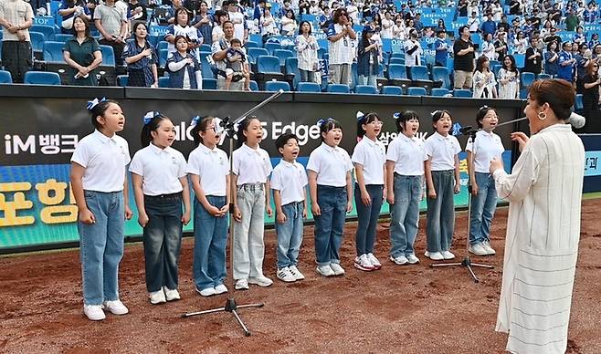 iM사회공헌재단(이사장 황병우)은 지난 15일 대구광역시 수성구에 소재한 라이온즈파크에서 삼성라이온즈와 함께 시민들을 대상으로 환경의 소중함을 되새기는 ESG 캠페인 '그린(Green)라팍데이'를 진행했다고 16일 밝혔다. 사진제공=iM금융그룹