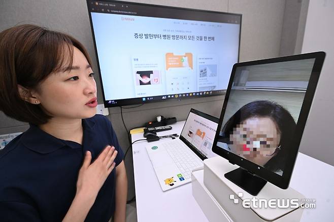 의정갈등이 최고조에 이르고 있다. 18일에는 의협 전면 휴진, 전국의사 총궐기대회가 열렸다. 정부는 24시간 응급상황 대비, 국립암센터 최대한 가동해 공백 최소화, 비대면 진료 등을 활성화한다. 이날 서울 강남구 한 사무실에서 환자가 비대면진료를 이용하고 있다. 박지호기자 jihopress@etnews.com