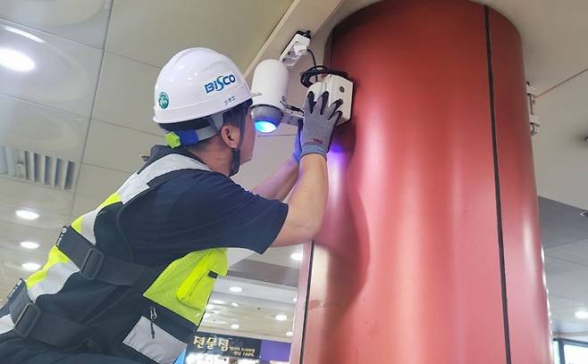 부산시설공단 관계자가 부산지역 지하도상가에 실시간 공기질 측정기를 설치하고 상태를 점검하고 있다. 부산시설공단 제공