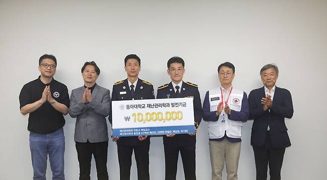 이동규 교수, 배진모 박사, 백승창 석사, 최기원 석사, 박철우 박사, 송강직 대학원장(왼쪽부터)이 발전기금 전달 후 기념사진을 촬영하고 있다. 동아대 제공