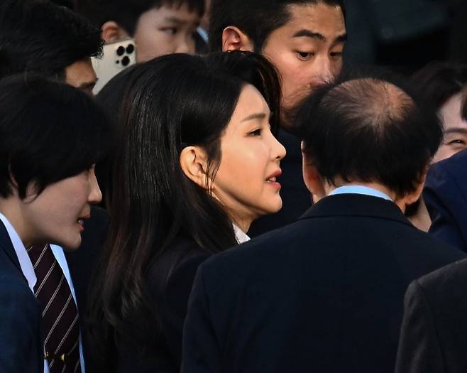 윤석열 전 대통령 부인 김건희 여사가 지난 4월 11일 서울 서초구 서초동 자택 앞에서 지지자들과 인사를 나누고 있다. /사진=뉴스1