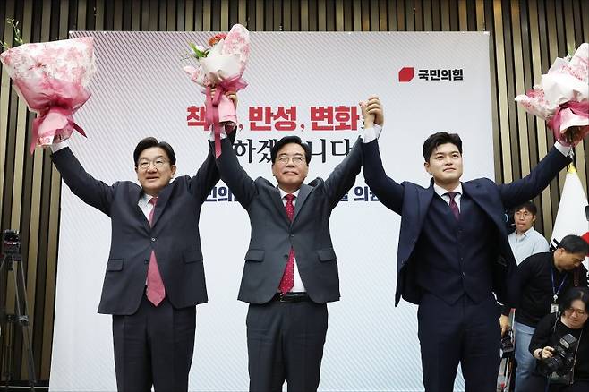송언석, 두 팔 번쩍'여대야소'로 재편된 입법권력 속에서 16일 국민의힘 새 원내대표로 대구·경북(TK) 3선의 송언석 의원(가운데)이 선출됐다. 기획재정부 차관 출신의 '정책통'이다. 송 신임 원내대표가 국회에서 선출된 후 김용태 비상대책위원장(오른쪽), 권성동 전 원내대표와 기념촬영을 하고 있다. 연합뉴스