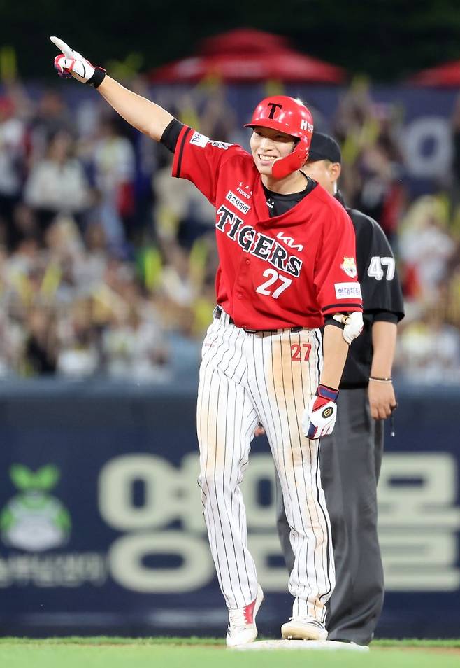 광주기아챔피언스필드에서 열린 프로야구 삼성 라이온즈와 KIA 타이거즈의 경기. KIA 6회말 2사 만루에서 김호령이 역전 2타점 적시타를 때리고 2루까지 진루한 뒤 기뻐하고 있다.연합뉴스