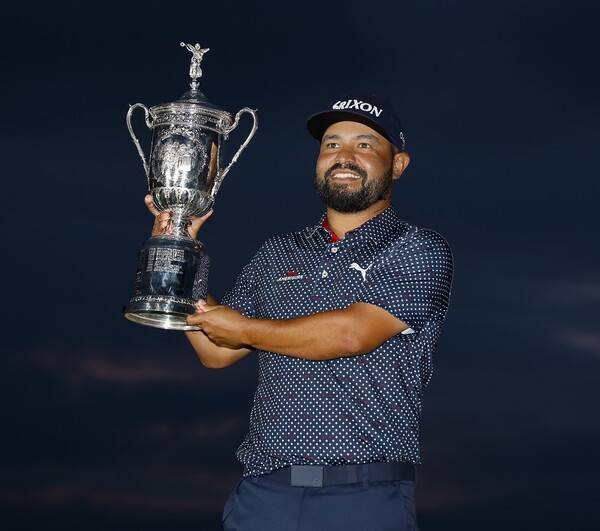 USGA가 주관하는 2025년 미국프로골프(PGA) 투어 메이저 대회 US오픈 우승을 차지한 J.J. 스펀(미국)이 우승 트로피를 들고 있다. 사진제공=USGA/Jeff Haynes