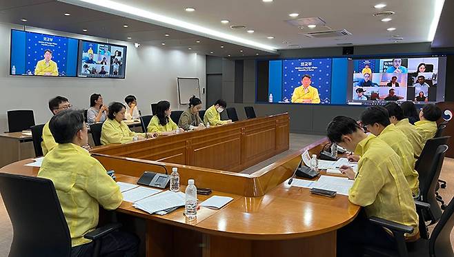 윤주석 영사안전국장은 지난 15일 재외국민의 안전 확보 및 보호 대책 점검을 위해 본부와 공관간 화상 합동 상황점검회의를 진행하고 있다.(사진=외교부 제공)