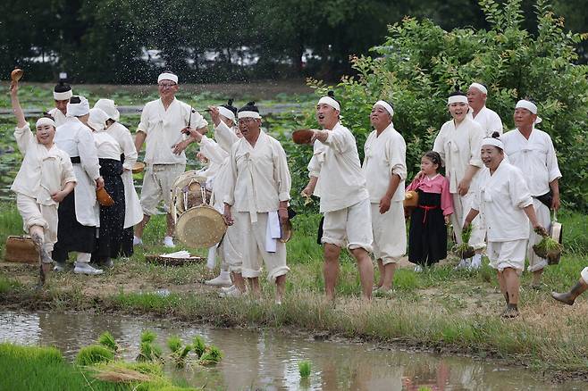 장뜰두레농요보존회 회원들이 모찌기 시연을 마치고 논에 막걸리를 뿌리며 풍년을 기원하고 있다. 김혜윤 기자 unique@hani.co.kr
