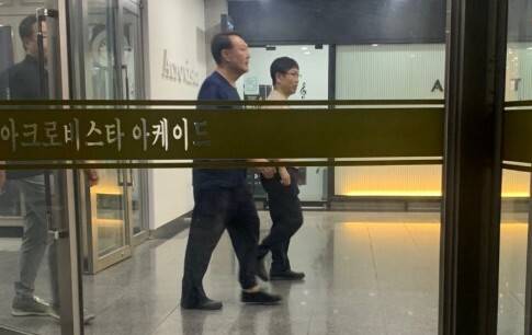 13일 엑스(X·옛 트위터)에 서울 서초동 아크로비스타 상가를 지나가는 윤석열 전 대통령을 포착한 사진이 올라왔다. 전날 반바지 차림과 달리 이날은 긴 바지를 입었다. 엑스 갈무리