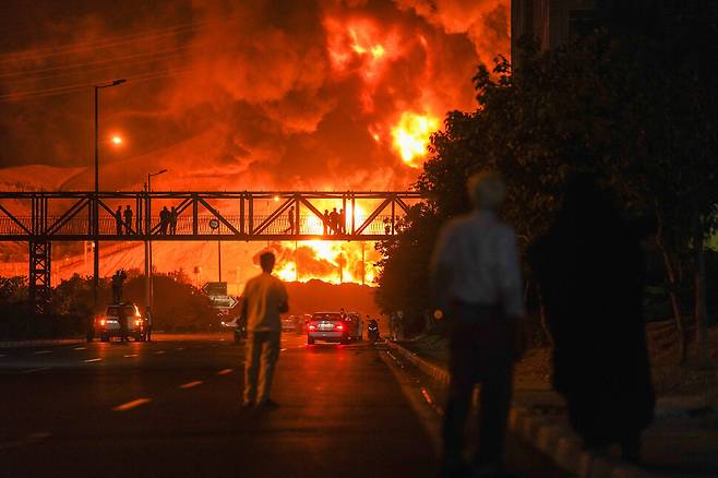 15일(현지시각) 테헤란의 한 정유소가 이스라엘 공습을 받은 뒤 불타고 있다. 테헤란/UPI 연합뉴스