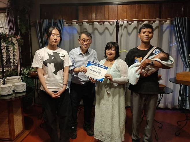 전예린(왼쪽부터) 국경없는민주주의학교 부대표와 박은홍 성공회대 아시아엔지오정보센터 소장이 미얀마 시민방위군(PDF) 요원인 와인레이(여)와 위저드(남)를 직접 만나 부상자 치료 후원금을 전달했다. 성공회대 아시아엔지오정보센터 제공