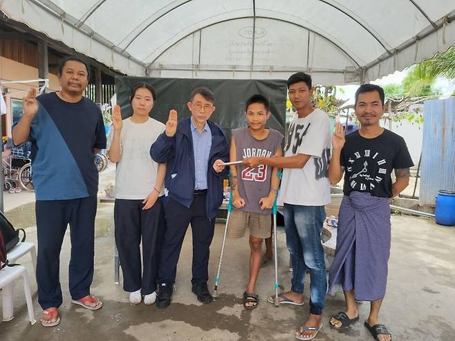 박은홍(왼쪽 셋째) 교수와 전예린(둘째) 부대표가 14일 부상자 캠프 현장인 션샤인케어센터를 방문해 부상당한 시민들에게 후원금을 전달하고 있다. 성공회대 아시아엔지오정보센터 제공