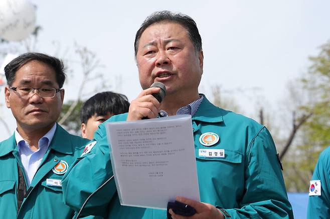 김경일 파주시장이 지난 4월23일 경기도 파주시 임진각에서 납북자피해가족연합회의 대북전단 살포 시도 중단을 촉구하고 있다. 연합뉴스