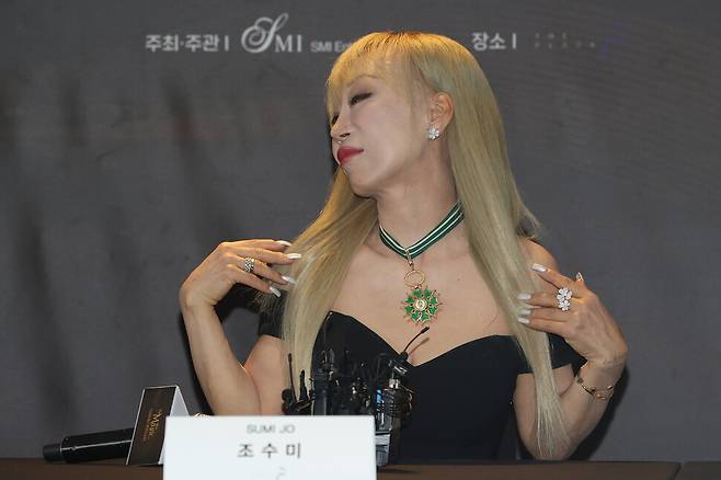 소프라노 조수미가 16일 서울 중구 더플라자호텔에서 열린 기자간담회에서 프랑스 문화예술공로훈장 최고 등급 ‘코망되르’를 목에 걸어 공개하고 있다. 연합뉴스