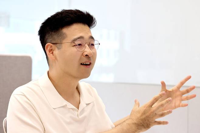 김동호 한국신용데이터 대표이사가 10일 서울 강남구 한국신용데이터에서 한겨레와 인터뷰하고 있다. 한국신용데이터 제공