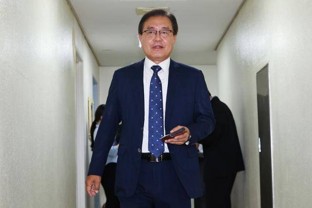 해병대 채모 상병 사건 수사외압 의혹을 수사할 이명현 특별검사가 16일 서울 서초구 사무실로 출근하고 있다. 연합뉴스